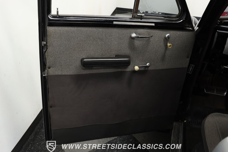 Unknown-Sedan-1939-Black-and-Silver-Gray-40