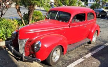 Unknown-Sedan-1940-Red