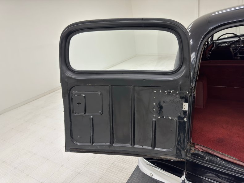 Unknown-Sedan-delivery-1951-Black-Scarlet-Red-45