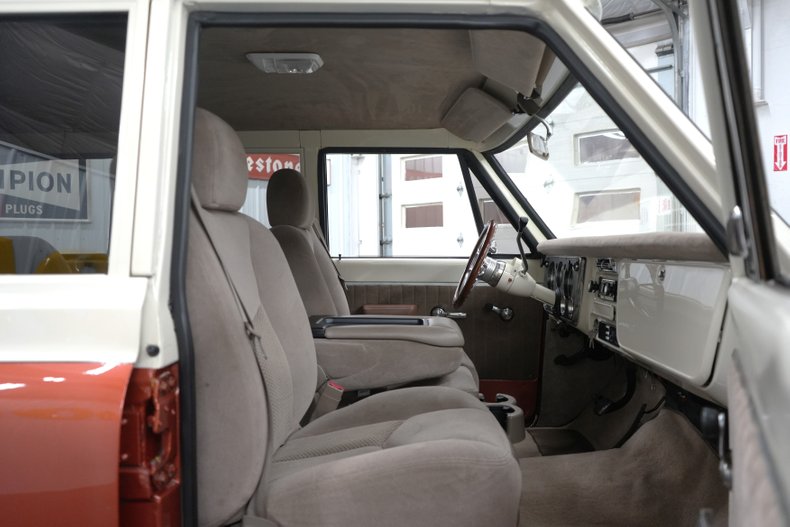 Unknown-Suburban-1969-Cream-and-Copper-Beige-46