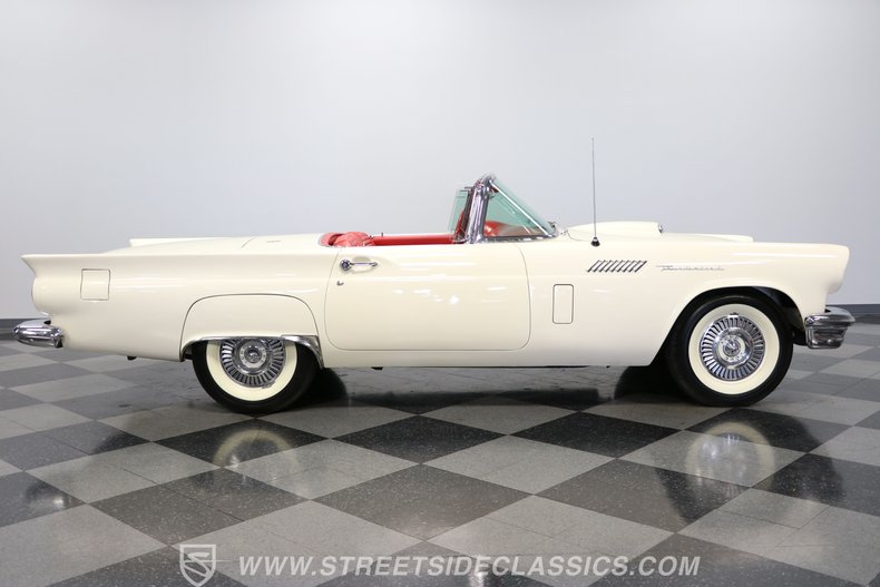Unknown-Thunderbird-1957-Colonial-White-Flame-Red-16