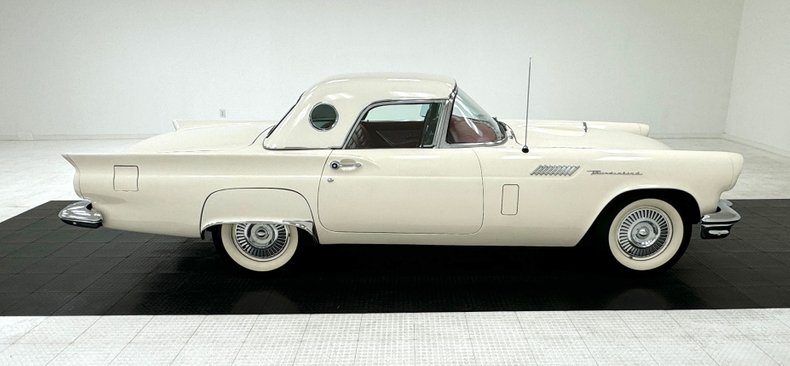 Unknown-Thunderbird-1957-Colonial-White-Red-21