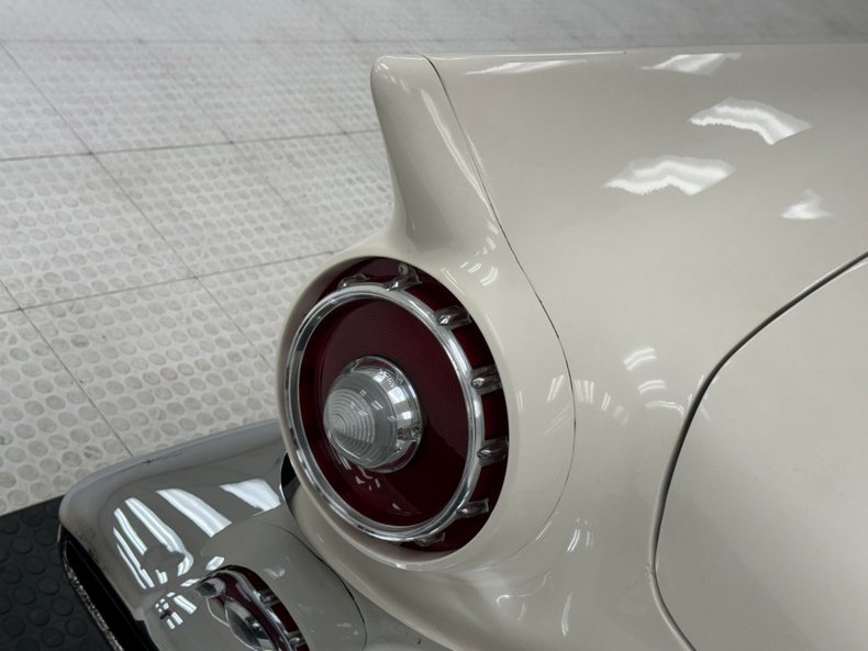 Unknown-Thunderbird-1957-Colonial-White-Red-32
