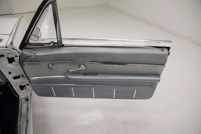 Unknown-Thunderbird-1962-White-Silver-Blue-40