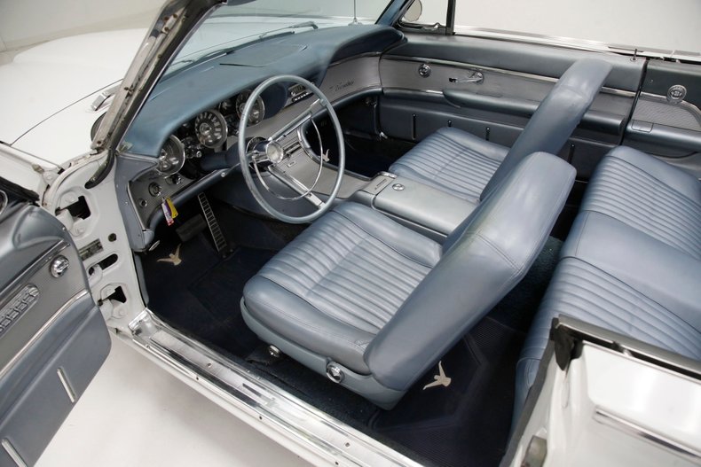 Unknown-Thunderbird-1962-White-Silver-Blue-42
