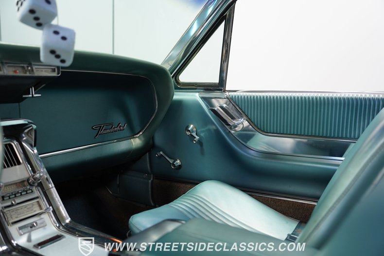 Unknown-Thunderbird-1964-Medium-Blue-Metallic-Light-Blue-41