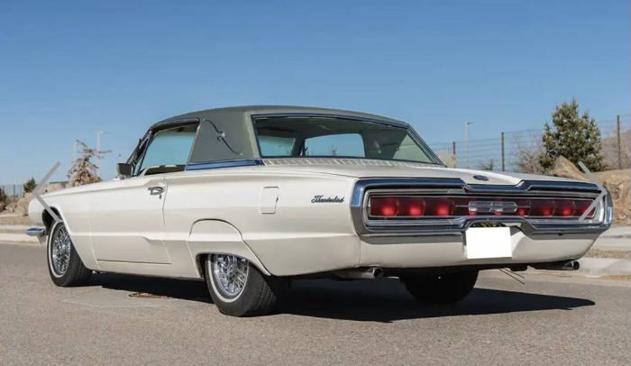 Unknown-Thunderbird-1966-Windsor-whiteLight-18