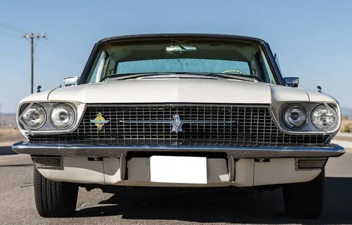 Unknown-Thunderbird-1966-Windsor-whiteLight-19