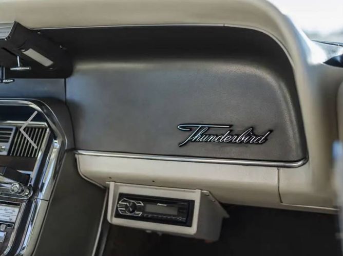 Unknown-Thunderbird-1966-Windsor-whiteLight-22