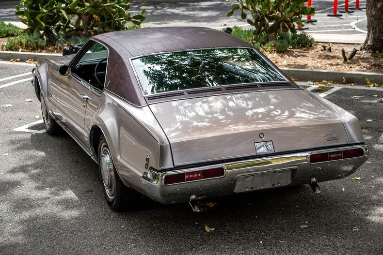 Unknown-Toronado-1969-Electric-Candy-Silve-Black-10