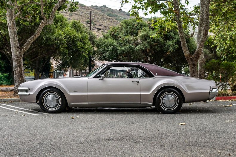 Unknown-Toronado-1969-Electric-Candy-Silve-Black-17
