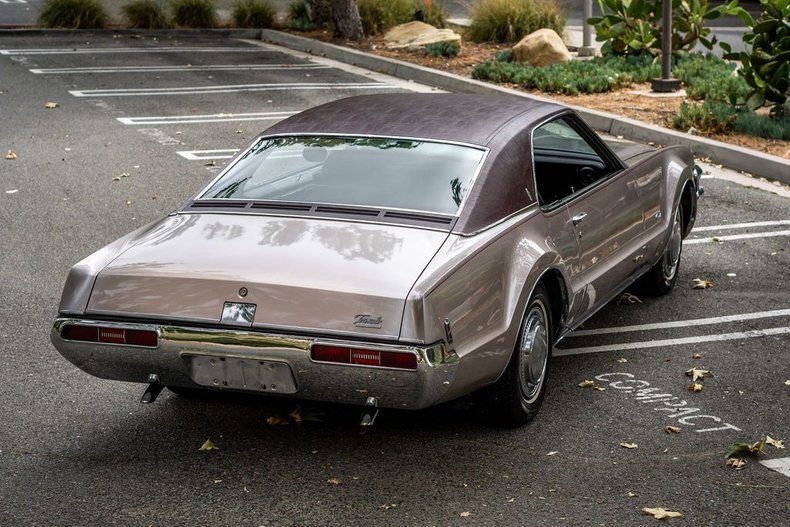 Unknown-Toronado-1969-Electric-Candy-Silve-Black-23
