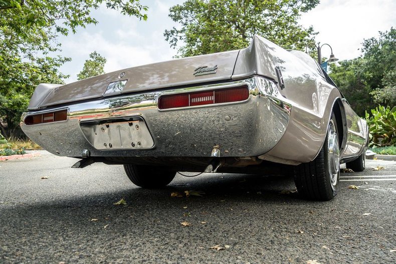 Unknown-Toronado-1969-Electric-Candy-Silve-Black-26