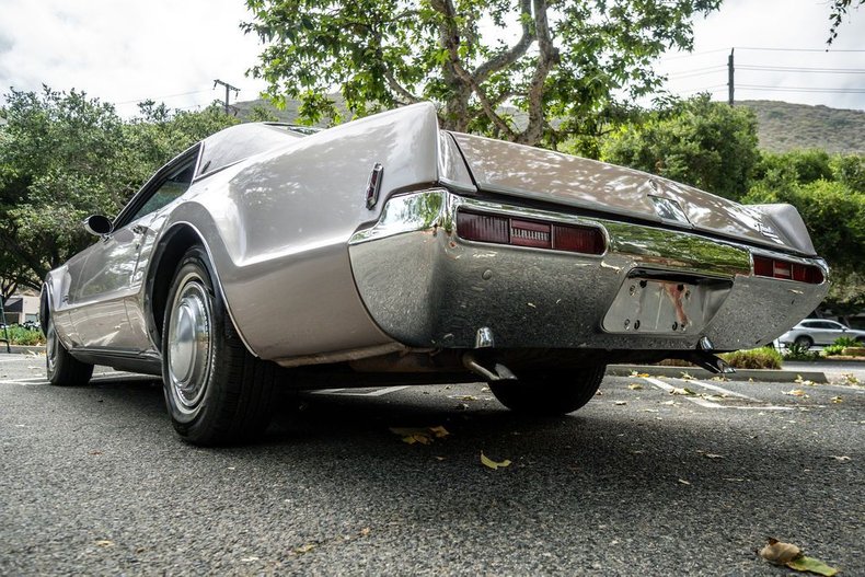 Unknown-Toronado-1969-Electric-Candy-Silve-Black-27