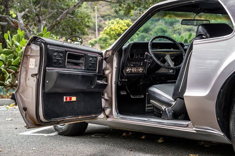 Unknown-Toronado-1969-Electric-Candy-Silve-Black-33