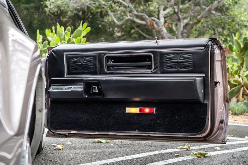 Unknown-Toronado-1969-Electric-Candy-Silve-Black-34