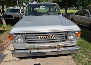 Unknown-Toyoto-land-cruiser-1985-silver-1