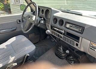 Unknown-Toyoto-land-cruiser-1985-silver-11