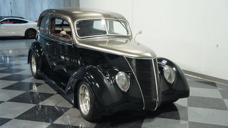 Unknown-Tudor-1937-Black-Caramel-1