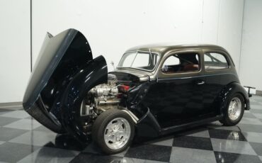 Unknown-Tudor-1937-Black-Caramel-2