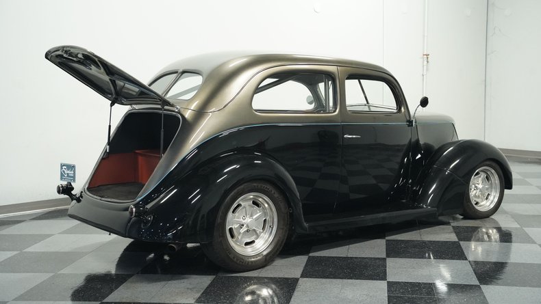 Unknown-Tudor-1937-Black-Caramel-40