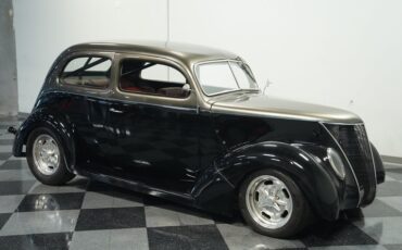 Unknown-Tudor-1937-Black-Caramel-44