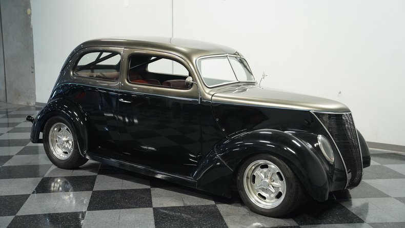 Unknown-Tudor-1937-Black-Caramel-44