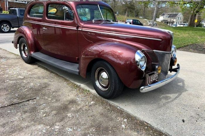 Unknown-Tudor-1940-Burgundy-Beige