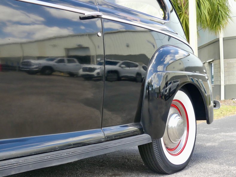 Unknown-Tudor-1941-Black-Red-ampamp-White-16