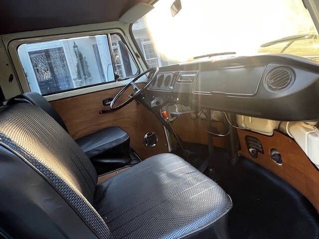 Unknown-Vanagon-1970-Ivory-Black-3