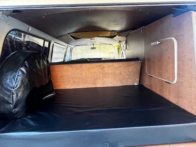Unknown-Vanagon-1970-Ivory-Black-9