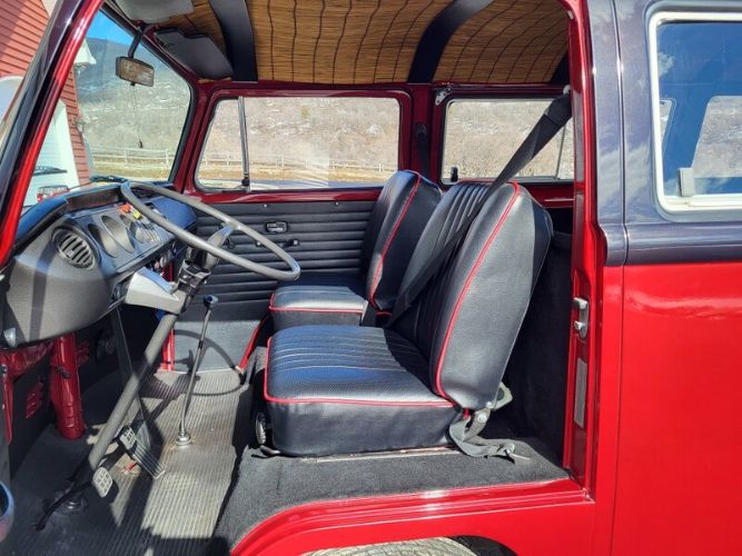 Unknown-Vanagon-1971-Red-Black-7