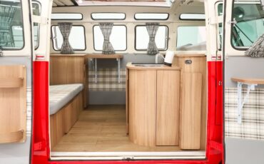 Unknown-Vanagon-1973-Red-Gray-40