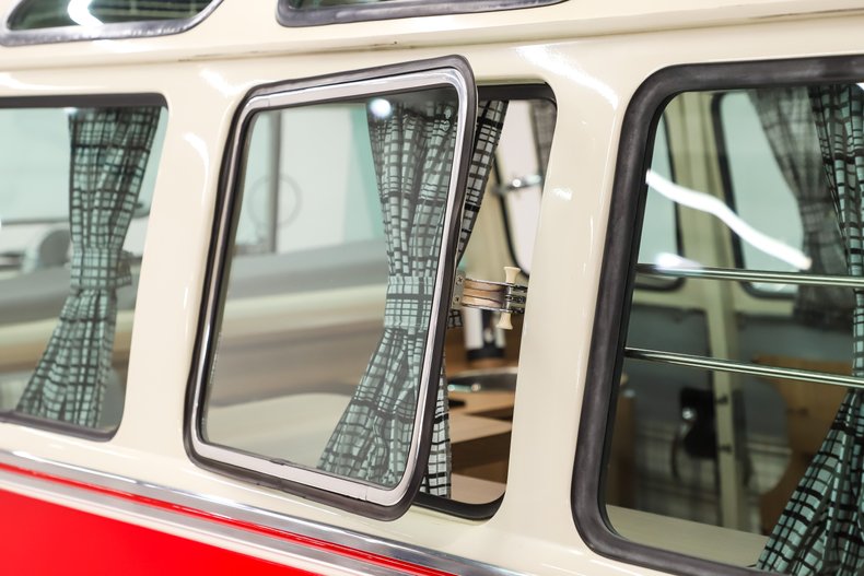 Unknown-Vanagon-1973-Red-Gray-43