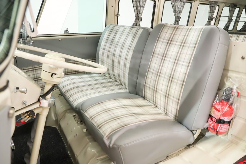 Unknown-Vanagon-1973-Red-Gray-9