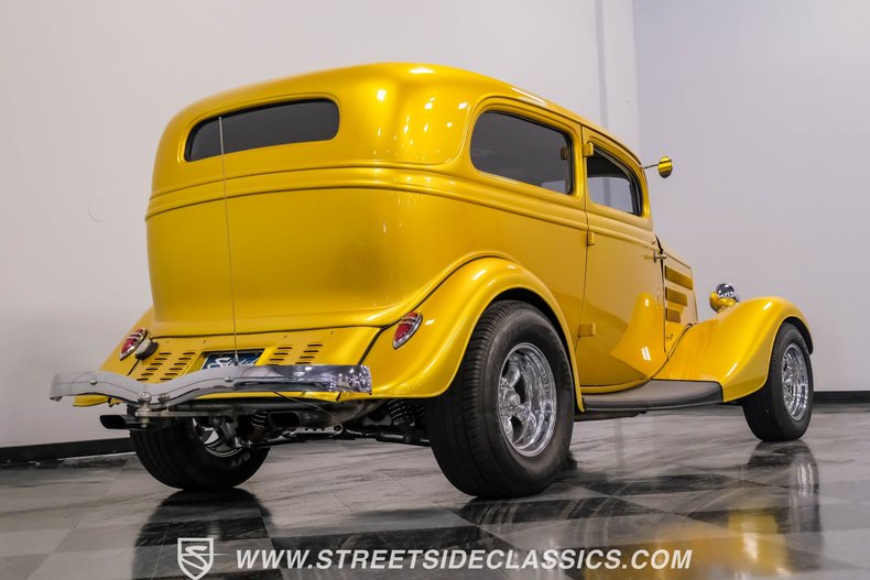 Unknown-Victoria-1933-Gold-Gray-36