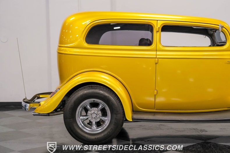 Unknown-Victoria-1933-Gold-Gray-38