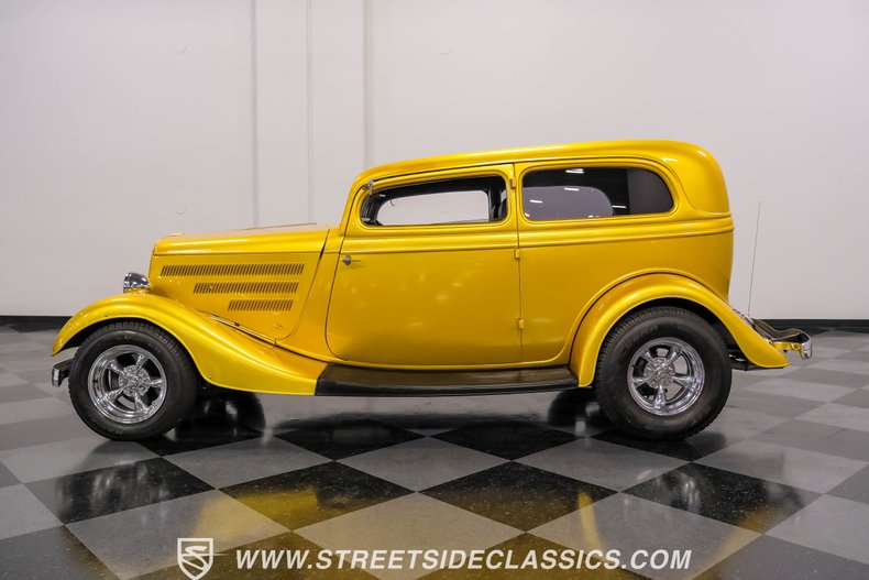 Unknown-Victoria-1933-Gold-Gray-5
