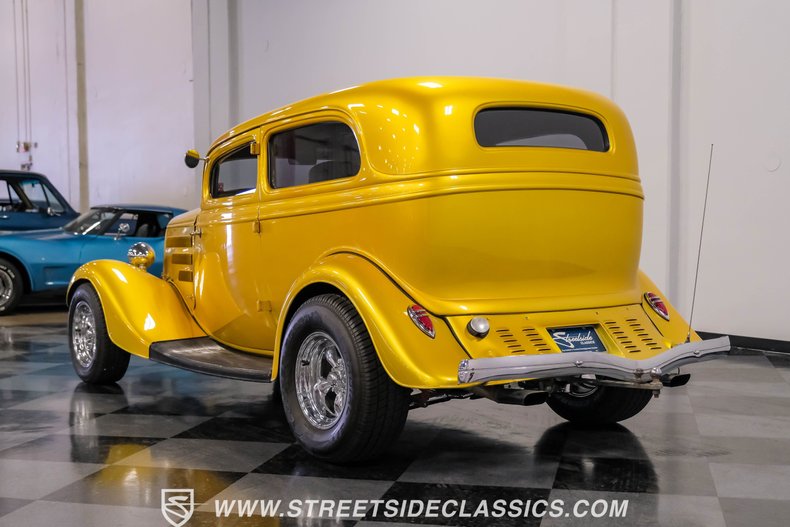 Unknown-Victoria-1933-Gold-Gray-7