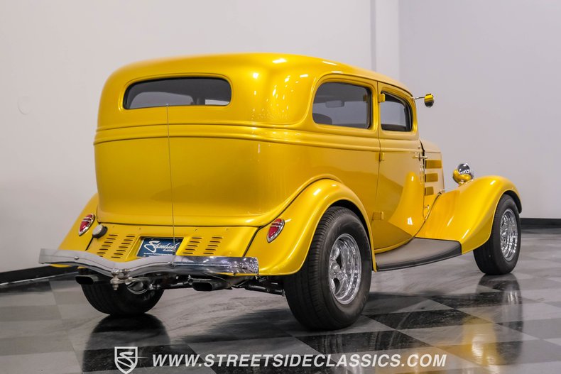 Unknown-Victoria-1933-Gold-Gray-8