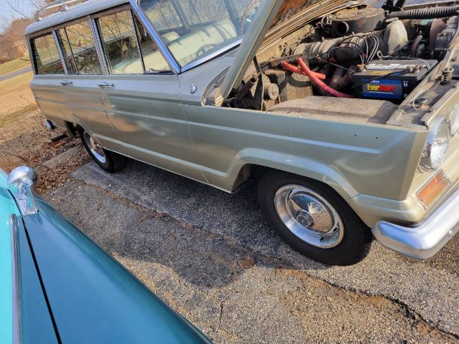 Unknown-Wagoneer-1965-Gold-4