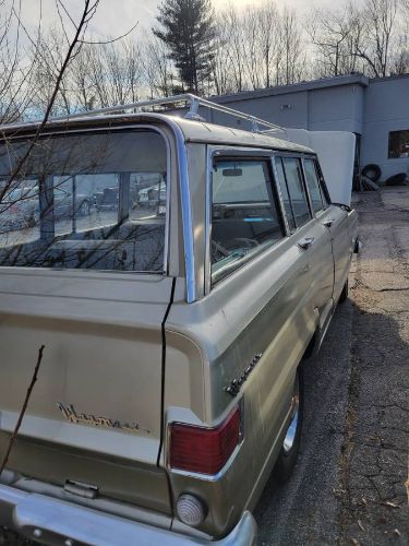 Unknown-Wagoneer-1965-Gold-6