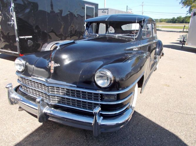 Unknown-Windsor-1947-Black-Red