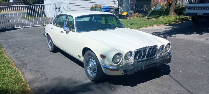 Unknown-Xj6-1974-White-10