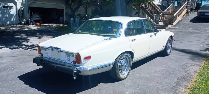 Unknown-Xj6-1974-White-4