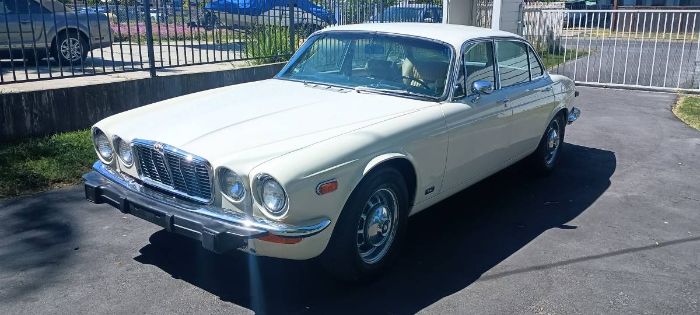 Unknown-Xj6-1974-White