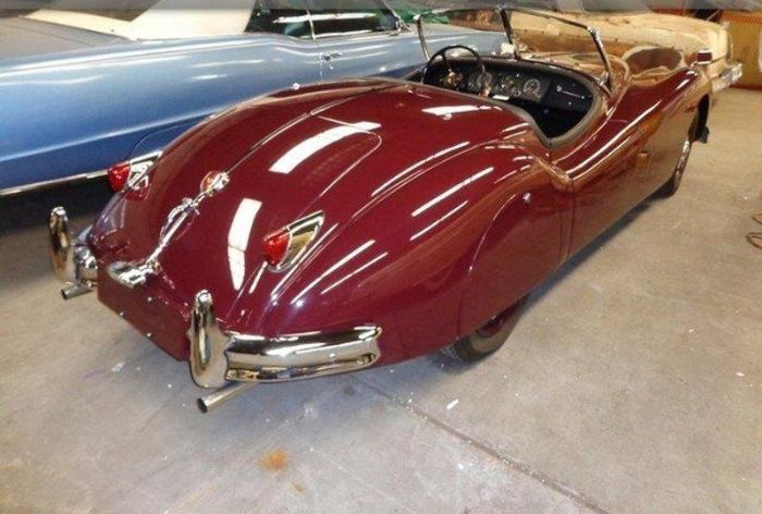 Unknown-Xk140-1955-MaroonBlack-Top-Black-Leather-14