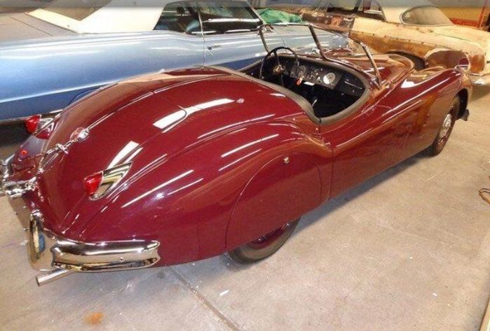 Unknown-Xk140-1955-MaroonBlack-Top-Black-Leather-16