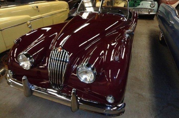 Unknown-Xk140-1955-MaroonBlack-Top-Black-Leather-19