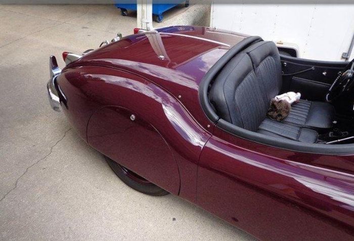 Unknown-Xk140-1955-MaroonBlack-Top-Black-Leather-3